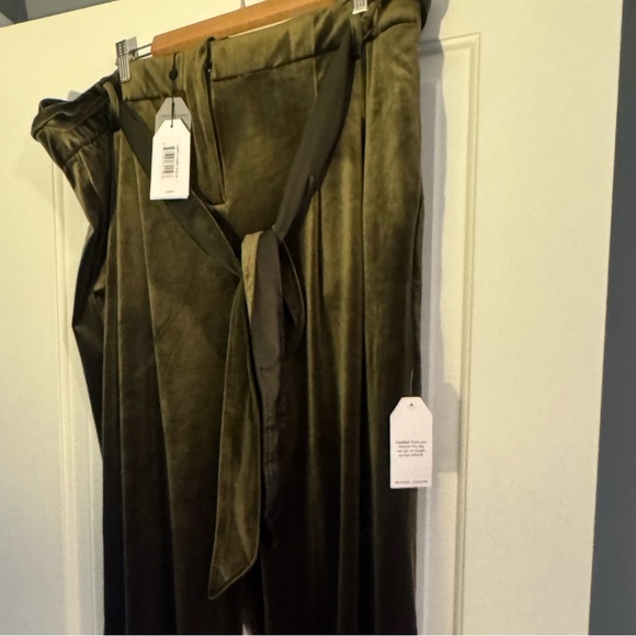 Universal Standard Luxe Belted Velvet Pant in Golden Velvet size M (18-20) - Picture 4 of 6
